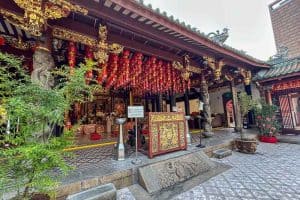 How Many Days in Singapore? 32 A traditional Chinese temple with ornate gold decorations, red lanterns hanging from the ceiling, and stone carvings at the entrance—a must-see if you’re wondering how many days in Singapore you need to explore its rich culture.